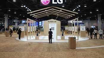 Seperti kondisi booth LG ini, yang pada tahun-tahun sebelumnya pasti dipadati pengunjung. Foto: AP/Joe Buglewicz