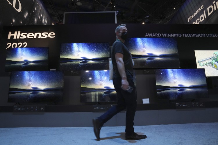 Gadget Show Attendees make their way through the Central Hall of the Las Vegas Convention Center prior to the CES tech show Tuesday, Jan. 4, 2022, in Las Vegas. The show runs from January 5-7. (AP Photo/Joe Buglewicz)