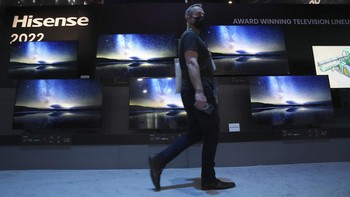 Tidak hanya sepi pengunjung dan eksibitor fisik, gelaran CES 2022 juga akhirnya dipersingkat. Foto: AP/Joe Buglewicz