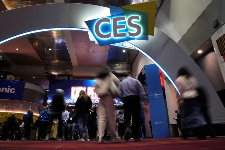 Gadget Show Attendees make their way through the Central Hall of the Las Vegas Convention Center prior to the CES tech show Tuesday, Jan. 4, 2022, in Las Vegas. The show runs from January 5-7. (AP Photo/Joe Buglewicz)