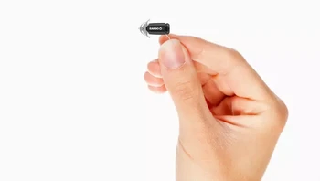 Eargo 6 adalah alat bantu dengar yang jika digunakan bisa nyaris tidak terlihat. Alat bantu dengar ini juga dilengkapi dengan fitur pintar seperti Sound Adjust yang bisa mengatur earbuds beradaptasi ke lingkungan yang berbeda. Foto: dok. Eargo