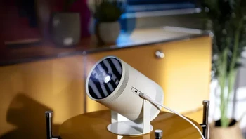 Samsung Freestyle adalah proyektor imut terbaru dari Samsung. Meski ukurannya mini, proyektor ini bisa memproyeksikan gambar berukuran 30-100 inch di permukaan datar apapun serta mendukung 1080p HDR dan audio 360 derajat. Foto: dok. Samsung