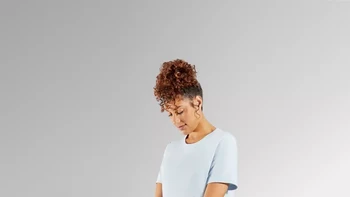 Withings Body Scan merupakan timbangan badan pintar yang unik. Tidak hanya mengukur berat badan, timbangan ini juga bisa memonitor komposisi tubuh, detak jantung, dan usia vaskular. Foto: dok. Withings