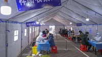 Kota Tianjin China mulai melakukan tes Corona massal kepada 14 juta penduduknya. Hal ini dilakukan setelah ditemukan kasus positif Covid-19 pada sekitar 20 orang anak-anak dan orang dewasa, di mana dua di antaranya terkait varian omicron.