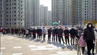 Antrean warga yang mengikuti tes massa COVID-19 di Tianjin, China, Minggu (9/1/2021).