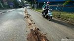 Hati-hati! Tanah Berceceran di Jalan Jati Asih