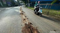 Material yang berasal dari ban truk, terkesan dibiarkan oleh para pelaksana proyek.