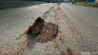 Tidak hanya bikin kotor namun, tanah ini membahayakan para pengendara yang melintas terutama sepeda motor.