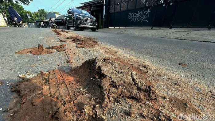 Hati-hati! Tanah Liat Berceceran di Jalan Jati Asih Tanah liat berceceran di Jalan Parpostel Raya, Jati Asih, Kota Bekasi, Minggu (09/01). Tanah dari ban truk proyek pembangunan ini sangat membahayakan pengendara.