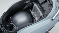 Meski motor ini tergolong mungil, Di balik jok Honda Giorno ada ruang bagasi yang luas sebesar 20 liter. Ruang bagasi itu cukup untuk menampung sebuah helm. Foto: Honda Japan