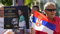 Pendukung Novak Djokovic tampak berdemo di depan The Park Hotel, Minggu (9/1/2021).