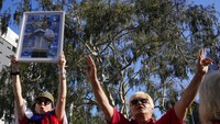 Setiba di Melbourne, dia dilarang masuk karena memiliki dokumen yang tidak lengkap. Pengecualian medis dari penyelenggara Australia Terbuka dinilai tidak berlaku. Djokovic dinilai melanggar kelengkapan dokumen yakni bebas Covid-19 dengan bukti vaksinasi.