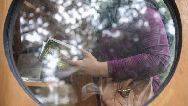 So, acara duduk-duduk atau jogging di Taman Suropati bisa nih dilengkapi dengan membaca buku.  (ANTARA FOTO/M RISYAL HIDAYAT)