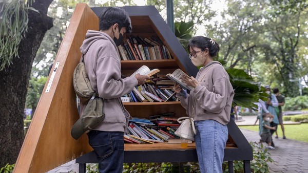 Ada satu taman di Menteng, Jakarta Pusat yang bisa bikin traveler menemukan buku-buku sastra. Tempatnya, di Taman Suropati. (ANTARA FOTO/M RISYAL HIDAYAT)