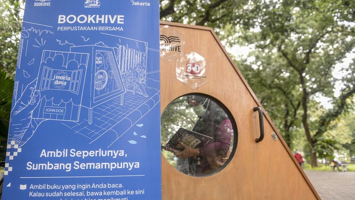JAKARTA DITETAPKAN SEBAGAI KOTA SASTRA DUNIA Pengunjung membaca buku di perpustakaan mini di Taman Suropati, Jakarta, Sabtu (8/1/2022). Jakarta ditetapkan sebagai 'City of Literature' atau Kota Sastra Dunia dari 49 kota lain di dunia yang tergabung dalam jaringan kota kreatif jaringan kota kreatif dunia atau 'UNESCO's Creative City Network tahun 2021' oleh Badan Pendidikan dan Kebudayaan PBB (UNESCO). ANTARA FOTO/M Risyal Hidayat/rwa.