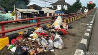 Sampah-sampah yang berada di sisi flyover yang mengarah ke Pulogadung itu membuat pemandangan menjadi tidak sedap.