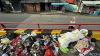 Tumpukan sampah itu terdiri atas rumah tangga.