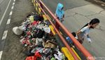 Jorok! Sampah Menumpuk di Flyover Kranji Bekasi