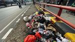 Jorok! Sampah Menumpuk di Flyover Kranji Bekasi
