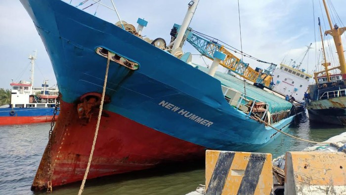 Kapal di Pelabuhan Sunda Kelapa Hampir Tenggelam.