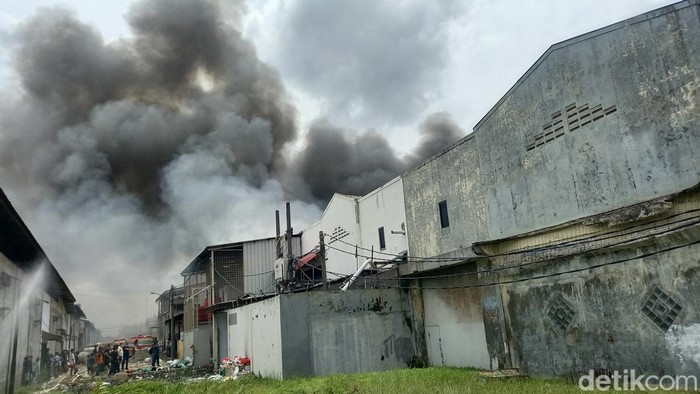 Kebakaran pabrik ember di Kosambi, Tangerang