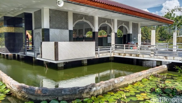 Tak hanya menyajikan kuliner, kedai ini juga menyediakan masjid apung yang berdiri di atas kolam ikan. Foto: Rinto Heksantoro/detikcom Tak hanya menyajikan kuliner, kedai ini juga menyediakan masjid apung yang berdiri di atas kolam ikan. Foto: Rinto Heksantoro/detikcom