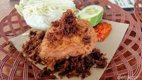 Untuk menu makanan, ayam lengkuas menjadi andalannya. Foto: Rinto Heksantoro/detikcom