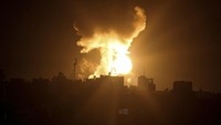 Sebuah ledakan yang disebabkan oleh serangan udara Israel terlihat di kota Khan Younis, Jalur Gaza Selatan, pada Minggu (2/1/2022). Mengutip AP, militer Israel mengatakan pihaknya melancarkan serangan terhadap sasaran militas di Jalur Gaza, sehari setelah roket ditembakkan dari wilayah yang dikuasai Hamas. AP Photo/Yousef Masoud.