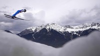 Dalam foto ini, Giovanni Bresadola dari Italia tampak melayang di udara saat uji coba lompat di etape ketiga turnamen lompat ski Four Hills ke-70 di Innsbruck, Austria, Senin (3/1/2022). AP Photo/Matthias Schrader.