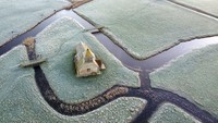 Penampakan gereja St Thomas Becket selama embun beku pagi hari di Fairfield, Kent, Inggris, Kamis (6/1/2022). Gareth Fuller/PA via AP.  