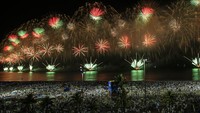 Kembang api menghiasi langit kawasan Rio de Janeiro, Brasil, saat orang-orang berkumpul di Pantai Copacabana untuk merayakan tahun baru pada Sabtu (1/1/2022) lalu. AP Photo/Bruna Prado.