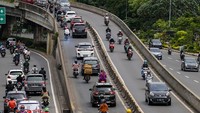 Meskipun dilarang untuk melintas, para pengendara tetap nekat melewati flyover tersebut.
