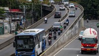 Pengendara motor melintasi flyover Pesing, Jakarta, Minggu (9/1/2022).