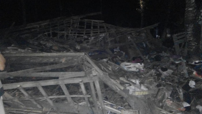 Ledakan diduga berasal dari tabung gas terjadi di Kampung Cisaat, Kecamatan Cimanggu, Pandeglang, Banten. Akibatnya, satu unit rumah warga porak poranda imbas ledakan tersebut.