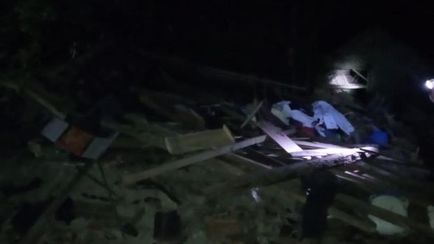 Ledakan diduga berasal dari tabung gas terjadi di Kampung Cisaat, Kecamatan Cimanggu, Pandeglang, Banten. Akibatnya, satu unit rumah warga porak poranda imbas ledakan tersebut.