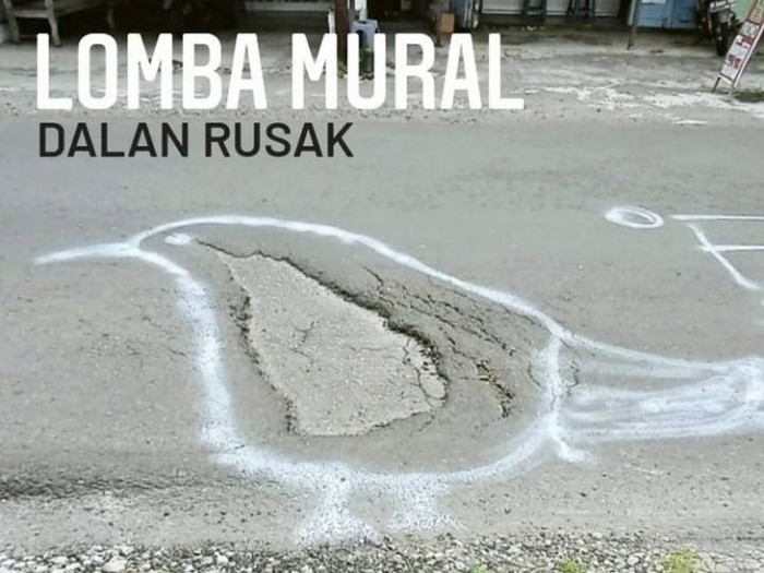 Lomba mural jalan rusak di Klaten, Minggu (9/1/2022).