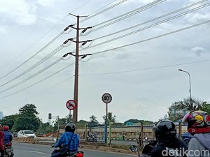 Bandel! Banyak Pengendara Roda Dua Masih Melintas di Flyover Pesing