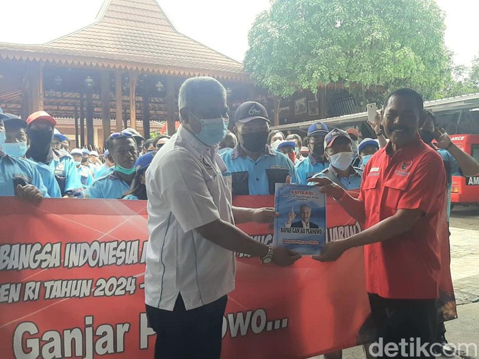 Massa juru parkir Solo dukung Ganjar Pranowo maju capres 2024, Minggu (9/1/2022).