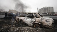 Kota terbesar di Kazakhstan, Almaty, seperti terlihat dalam film-film berlatar bencana masif atau kiamat. Suasana mengerikan itu terlihat pada Jumat (7/1) pagi, sejumlah mobil tampak hangus terbakar. AP Photo/Vasily Krestyaninov.  