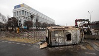 Menurut penuturan jurnalis yang sudah berulangkali ke Almaty selama bertahun-tahun. Biasanya kota ini ramai, dimana-mana banyak tumbuh-tumbuhan hijau dan gampang menemukan tempat makan dan minum. Dan saat ini, bangunan pertokoan dan bank telah dijarah atau dihancurkan. Butuh banyak waktu untuk memulihkan semua ini. AP Photo/Vasily Krestyaninov.