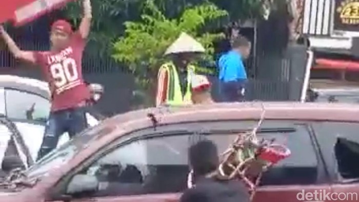 Mobil pengendara ugal-ugalan diamankan polisi setelah jadi sasaran amukan warga di Cirebon