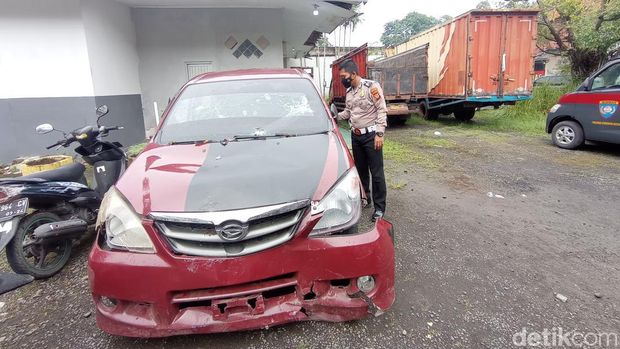 Mobil pengendara ugal-ugalan diamankan polisi setelah jadi sasaran amukan warga di Cirebon