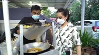 Dalam konten Jajarans, ibu dua anak ini sering mendatangkan para pedagang makanan kaki lima ke rumahnya. Salah satunya pedagang telur gulung seperti ini. Foto: YouTube: Rans Entertainment