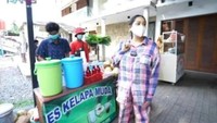 Para pedagang kaki lima itu kemudian ditempatkan di depan garasi rumahnya. Dalam momen ini, Nagita Slavina juga mendatangkan penjual es kelapa. Foto: YouTube: Rans Entertainment