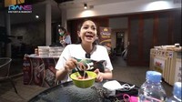 Ketika memesan semua jajanan dari pedagang kaki lima yang didatangkan, biasanya Nagita akan mengumpulkan jajanan tersebut dan melakukan mukbang. Foto: YouTube: Rans Entertainment