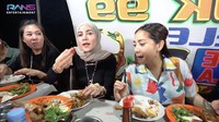 Tak tanggung-tanggung, Nagita bahkan membawa warung tenda pecel ayam kaki lima yang biasa mangkal di halte bis untuk didatangkan ke rumahnya. Foto: YouTube: Rans Entertainment
