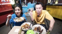 Saat mukbang jajanan kaki lima, Nagita Slavina juga selalu mengajak sang suami, Raffi Ahmad untuk mengulas rasa makanan sambil nostalgia jajanan jaman kecil. Foto: YouTube: Rans Entertainment