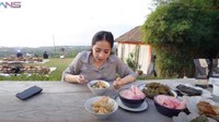 Tak hanya saat di rumah, Nagita Slavina juga kerap mukbang seru saat kuliner di momen liburannya. Seperti yang terlihat pada foto ini. Foto: YouTube: Rans Entertainment