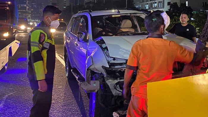 Pajero kecelakaan di Tol Dalam Kota Jakarta, Minggu (9/1) dini hari