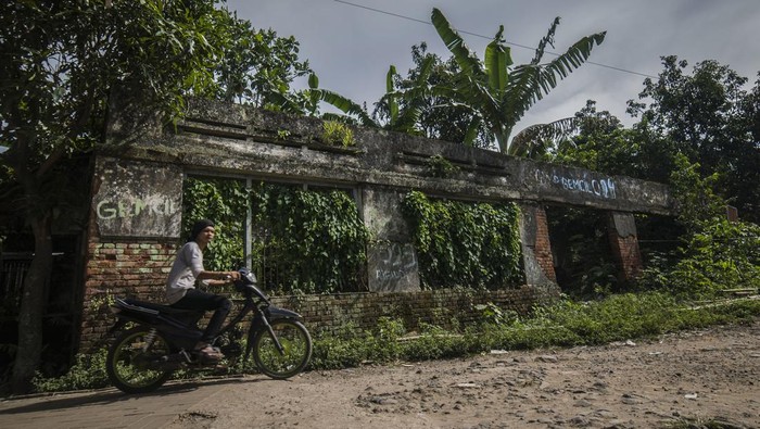 Pengendara roda dua di jalur rel kereta api Pandeglang-Labuan yang terbengkalai di Pandeglang, Banten, Minggu (9/1/2022). Kementerian Perhubungan akan mengaktifkan kembali jalur kereta api segmen 2 Pandeglang-Labuan sepanjang 37,9 kilometer ditargetkan akan beroperasi pada tahun 2024. ANTARA FOTO/Muhammad Bagus Khoirunas/foc.